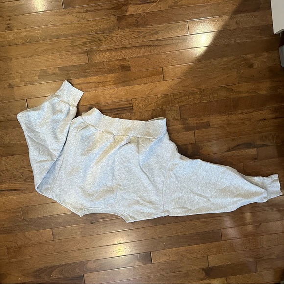 Aritzia TNA grey heathered cropped sweatshirt size medium - Picture 7 of 10